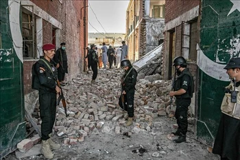 Cảnh sát gác tại hiện trường một vụ đánh bom ở tỉnh Peshawar, Pakistan. (Ảnh tư liệu: AFP/TTXVN)