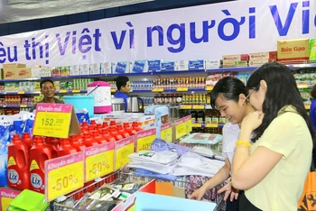 Hàng Việt đang ngày càng chứng minh khả năng cạnh tranh trên thị trường và thu hút sự quan tâm của người tiêu dùng Việt. (Ảnh minh họa: TTXVN) 