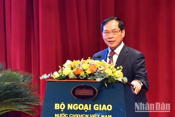 Bộ trưởng Ngoại giao Bùi Thanh Sơn phát biểu bế mạc Hội nghị Ngoại giao lần thứ 32. (Ảnh: THỦY NGUYÊN) 