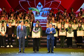 Phó Thủ tướng Trần Lưu Quang và Bộ trưởng, Chủ nhiệm Ủy ban Dân tộc Hầu A Lềnh trao bằng khen tặng các học sinh, sinh viên, thanh niên dân tộc thiểu số xuất sắc, tiêu biểu.