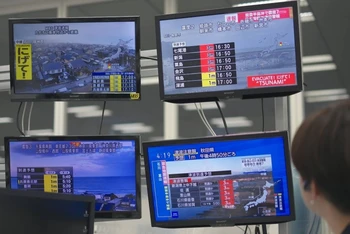 Tin tức trên truyền hình Nhật Bản về trận động đất mạnh xảy ra ở khu vực bán đảo Noto thuộc tỉnh Ishikawa, ngày 1/1/2024. (Ảnh: KYODO) 