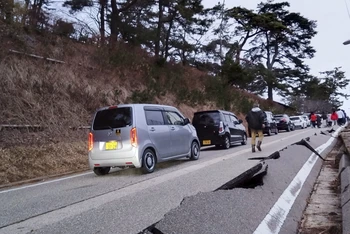Con đường bị hư hại do động đất ở Wajima, tỉnh Ishikawa, Nhật Bản, ngày 1/1/2024. (Ảnh: Kyodo) 
