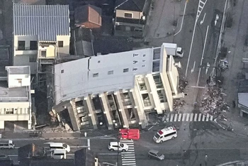Một tòa nhà bị sập do trận động đất ở Wajima, tỉnh Ishikawa, Nhật Bản - Ảnh chụp ngày 2/1/2024. (Ảnh: Kyodo/Reuters) 