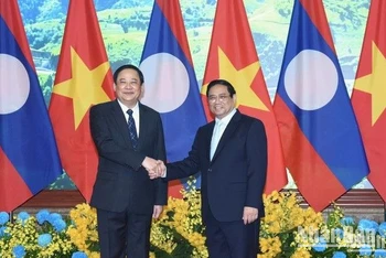 Thủ tướng Phạm Minh Chính và Thủ tướng Chính phủ nước Cộng hòa Dân chủ Nhân dân Lào Sonexay Siphandone. (Ảnh: TRẦN HẢI)