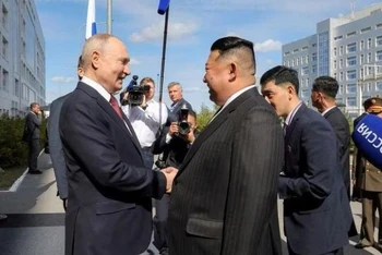 Tổng thống Nga Vladimir Putin chào đón nhà lãnh đạo Triều Tiên Kim Jong Un trong chuyến thăm Nga, tháng 9/2023. (Ảnh: KCNA) 