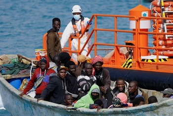 Một nhóm người di cư được tàu tuần duyên Tây Ban Nha giải cứu gần cảng Arguineguin, trên đảo Gran Canaria, Tây Ban Nha, ngày 18/1/2024. (Ảnh: Reuters) 