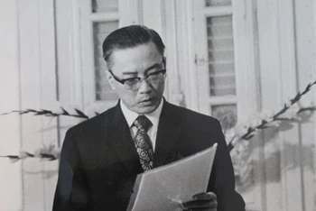 Đại tá, Đại sứ Hà Văn Lâu là người cẩn thận và rất coi trọng giá trị của tài liệu lưu trữ. (Ảnh: TTXVN)