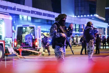 Lực lượng an ninh Nga có mặt ở khu vực gần Trung tâm thương mại Crocus City Hall, nơi xảy ra vụ nổ súng. (Ảnh: RIA Novosti) 