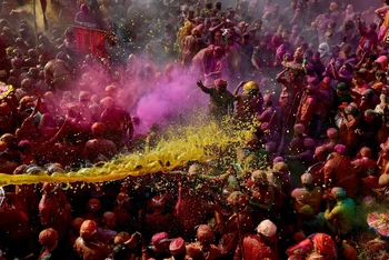 Tưng bừng Lễ hội Holi ở thị trấn Nandgaon, Uttar Pradesh, Ấn Độ. (Ảnh: Reuters) 