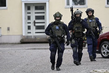 Cảnh sát vũ trang có mặt tại trường Viertola ở Vantaa, Phần Lan sau khi xảy ra vụ nổ súng, ngày 2/4/2024. (Ảnh: Reuters) 