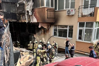Ngọn lửa bùng phát trong quá trình cải tạo tại hộp đêm dưới tầng hầm của tòa chung cư ở Istanbul. (Ảnh: Sở cứu hỏa Istanbul/EPA-EFE/Shutterstock) 