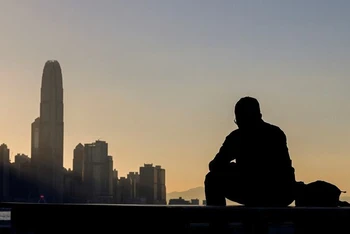 Quang cảnh những tòa nhà chọc trời dọc Cảng Victoria ở Hồng Kông, Trung Quốc, ngày 24/10/2023. (Ảnh: Reuters)