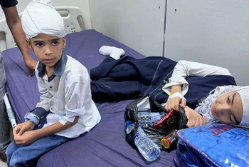 Trẻ em bị thương được chăm sóc y tế tại bệnh viện sau vụ tai nạn ở Basra, Iraq, ngày 2/4/2024. (Ảnh: Reuters) 