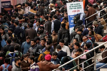 Việc tạo việc làm ở Nam Á đang chậm hơn tốc độ tăng trưởng dân số của khu vực này. Trong ảnh, người lao động tham gia hội chợ việc làm ở New Delhi, Ấn Độ. (Ảnh: Reuters) 