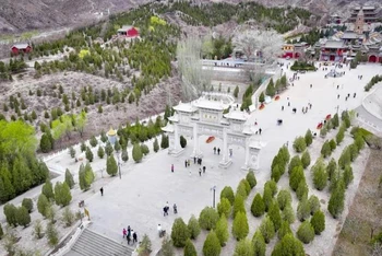 Khách du lịch đến thăm khu danh lam thắng cảnh ở thành phố Thạch Chủy Sơn, Khu tự trị dân tộc Hồi Ninh Hạ, tây bắc Trung Quốc, ngày 5/4/2024. (Ảnh: Xinhua) 