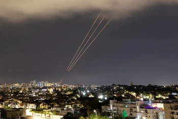 Hệ thống chống tên lửa của Israel kích hoạt phản ứng sau khi Iran phóng máy bay không người lái và tên lửa về phía Israel, nhìn từ Ashkelon, Israel, ngày 14/4/2024. (Ảnh: Reuters) 