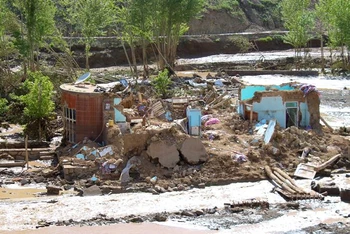 Những ngôi nhà bị hư hại do lũ lụt ở Firozkoh, thành phố thủ phủ của tỉnh Ghor, Afghanistan, ngày 18/5/2024. (Ảnh: Reuters) 
