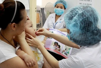 Cho trẻ uống Vitamin A tại quận Đống Đa, Hà Nội. (Ảnh minh họa: TTXVN)