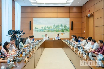 Chủ tịch Quốc hội Trần Thanh Mẫn tham dự phiên thảo luận tại Tổ 13 gồm Đoàn đại biểu Quốc hội các tỉnh: Bắc Ninh, Đắk Lắk, Lạng Sơn và Hậu Giang. (Ảnh: DUY LINH)