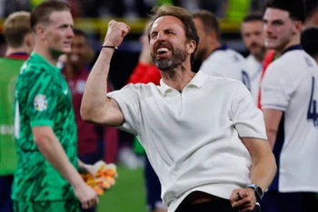 Huấn luyện viên Gareth Southgate ăn mừng phấn khích sau khi tuyển Anh giành vé vào chung kết. (Ảnh: Reuters) 