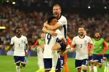 Đội trưởng Harry Kane cùng Ollie Watkins và các cầu thủ Anh ăn mừng tấm vé vào chung kết. (Ảnh: Reuters) 