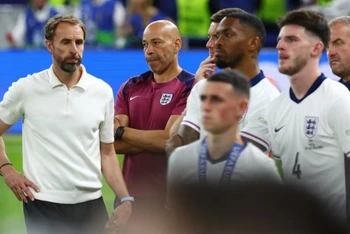 Huấn luyện viên Gareth Southgate và các thành viên tuyển Anh sau trận đấu. (Ảnh: Reuters) 