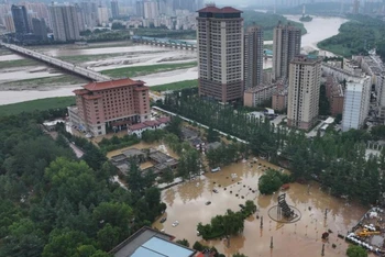 Mưa lớn gây ngập lụt ở thành phố Bảo Kê, tỉnh Thiểm Tây, tây bắc Trung Quốc, ngày 18/7/2024. (Ảnh: Tân Hoa xã) 