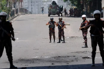 Quân đội Bangladesh đứng gác bên ngoài Đài truyền hình nhà nước Bangladesh khi bạo lực bùng phát từ các cuộc biểu tình của sinh viên, Dhaka, Bangladesh, ngày 19/7/2024. (Ảnh: Reuters) 