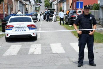 Cảnh sát có mặt tại hiện trường vụ xả súng ở Daruvar, Croatia, ngày 22/7/2024. (Ảnh: Reuters) 