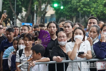 Người dân xếp hàng chờ vào viếng Tổng Bí thư Nguyễn Phú Trọng.