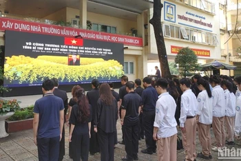 Lễ tưởng niệm Tổng Bí thư Nguyễn Phú Trọng tại Trường THPT Nguyễn Gia Thiều. (Ảnh: TRUNG HƯNG) 