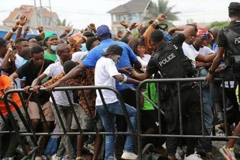 Người dân chen lấn trong buổi hòa nhạc tại sân vận động Stade des Martyrs ở Kinshasa, Cộng hòa Dân chủ Congo, ngày 29/10/2022. (Ảnh minh họa: REUTERS) 