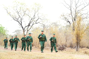 Lực lượng Bộ đội Biên phòng tỉnh Đắk Lắk tuần tra kiểm soát nhằm ngăn chặn hoạt động mua bán người qua biên giới. (Ảnh: CÔNG LÝ)