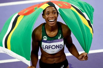 Thea Lafond giành huy chương Olympic đầu tiên trong lịch sử Dominica. (Ảnh: EPA-EFE/Shutterstock)