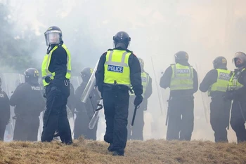 Cảnh sát Anh ứng phó một cuộc biểu tình chống nhập cư tại Rotherham, ngày 4/8/2024. (Ảnh: Reuters) 