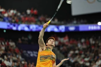 Kunlavut Vitidsarn thi đấu trong trận tranh huy chương vàng đơn nam cầu lông Olympic Paris 2024 với Viktor Axelsen, Porte de La Chapelle Arena, Paris, Pháp, ngày 5/8/2024. (Ảnh: Reuters) 