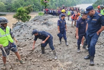 Cảnh sát tiến hành hoạt động cứu hộ tại hiện trường vụ lở đất ở Chitwan, Nepal, ngày 12/7/2024. (Ảnh: Cảnh sát Nepal/Xinhua) 