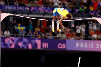 Armand Duplantis thực hiện cú nhảy 6,25 m phá kỷ lục thế giới tại Olympic Paris 2024, Stade de France, Saint-Denis, Pháp, ngày 5/8/2024. (Ảnh: Reuters) 