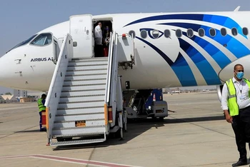 Máy bay của hãng hàng không quốc gia Ai Cập EgyptAir đỗ tại Luxor, Ai Cập, ngày 9/4/2021. (Ảnh minh họa: Reuters) 