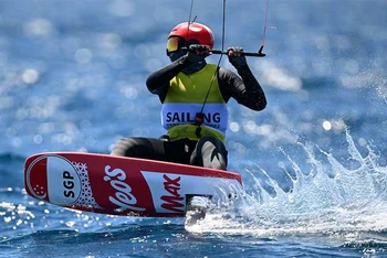 Max Maeder (Singapore) thi đấu môn lướt ván diều tại Olympic Paris 2024. (Ảnh: Getty Images) 