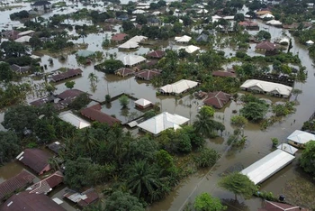 Khu dân cư Obagi ở Ahoada, bang Rivers, Nigeria bị ngập lụt do ảnh hưởng mưa lũ. (Ảnh minh họa: Reuters) 