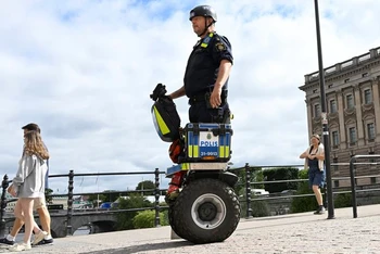 Cảnh sát Thụy Điển tuần tra trên đường phố Stockholm, ngày 17/8/2023. (Ảnh: TT News Agency/Reuters) 