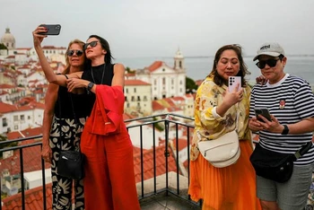 Khách du lịch thăm khu phố Alfama ở Lisbon, Bồ Đào Nha, ngày 6/6/2024. (Ảnh: Reuters) 