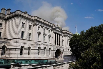 Khói bốc lên từ hiện trường vụ cháy Somerset House ở London, Anh, ngày 17/8/2024. (Ảnh: Reuters)