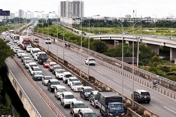 Tình trạng ùn ứ kéo dài trên cao tốc Thành phố Hồ Chí Minh-Long Thành hướng về nút giao An Phú, sáng 3/9.