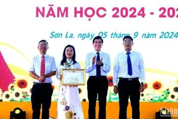 Đồng chí Hoàng Quốc Khánh, Bí thư Tỉnh ủy, Chủ tịch Ủy ban nhân dân tỉnh Sơn La tặng Bằng khen cho Trường trung học phổ thông chuyên Sơn La.