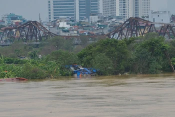 Nước sông Hồng cao sát với cầu Long Biên. (Ảnh: THẾ ĐẠI)