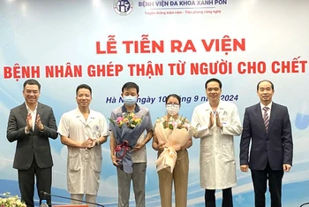 Đại diện Bộ Y tế, Sở Y tế Hà Nội và Bệnh viện đa khoa Xanh Pôn chúc mừng hai bệnh nhân được ghép thận.