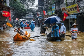 Mực nước sông Hồng lên cao khiến một số phường ngoài đê ở Hà Nội bị ngập. (Ảnh: THÀNH ĐẠT)