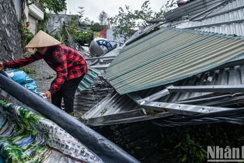 Người dân Quảng Ninh khẩn trương khắc phục hậu quả sau bão số 3. (Ảnh: THÀNH ĐẠT)